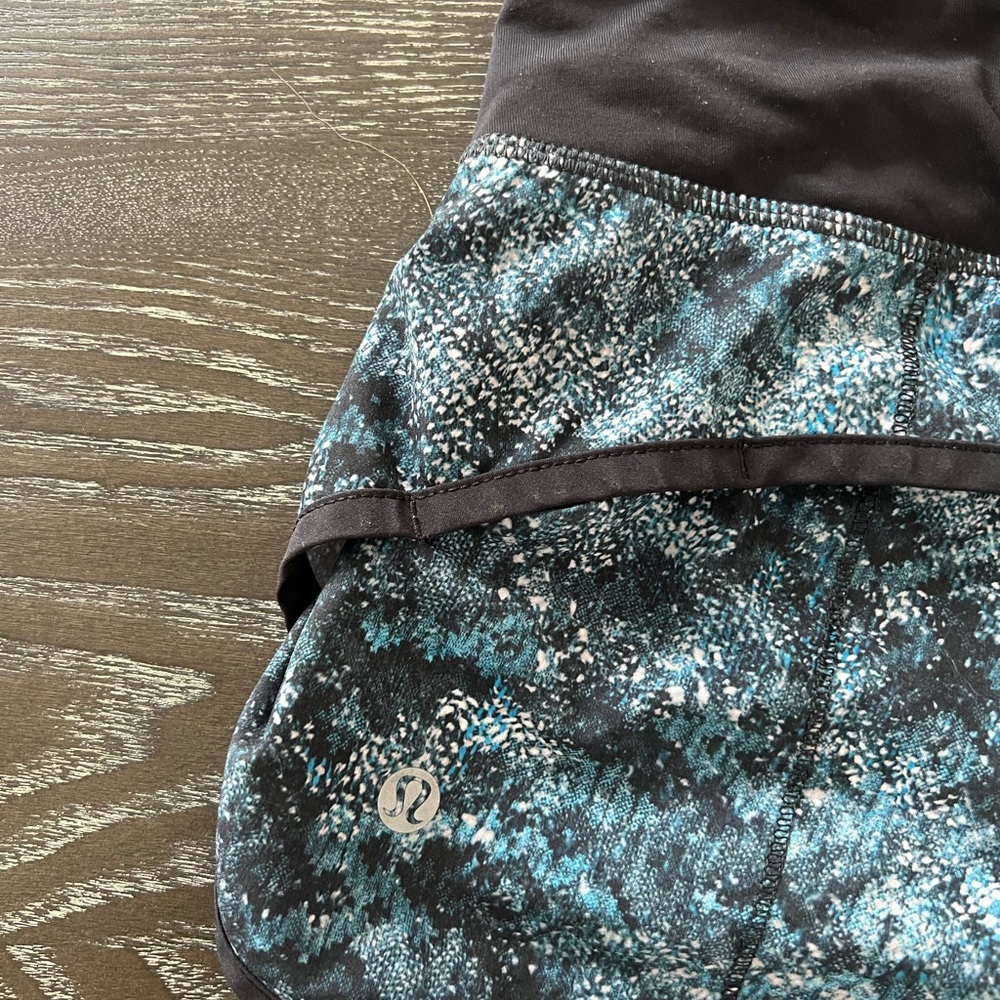 LuluLemon Speed Up Low-Rise Lined Short 2.5" -size 4, Black and Blue